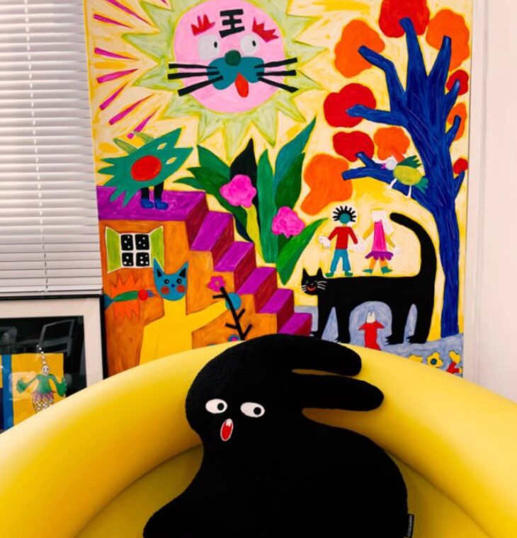 Throw pillow (black rabbit )