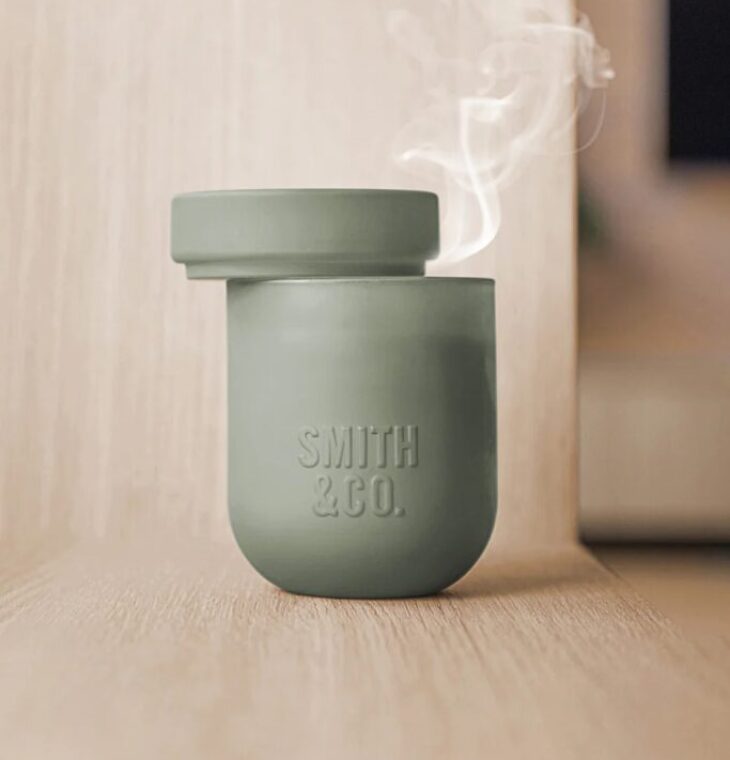 Smith&Co. Amber & Freesia
Scented Candle 250g